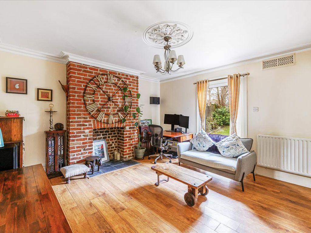 2 bed flat for sale in Grange Park, Ealing, London W5, £625,000