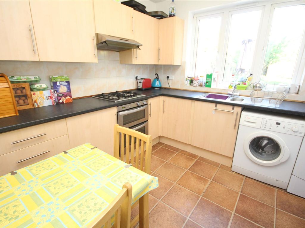 4 bed property to rent in Weston Road, Guildford GU2, £2,400 pcm