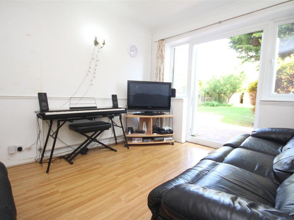 4 bed property to rent in Weston Road, Guildford GU2, £2,400 pcm