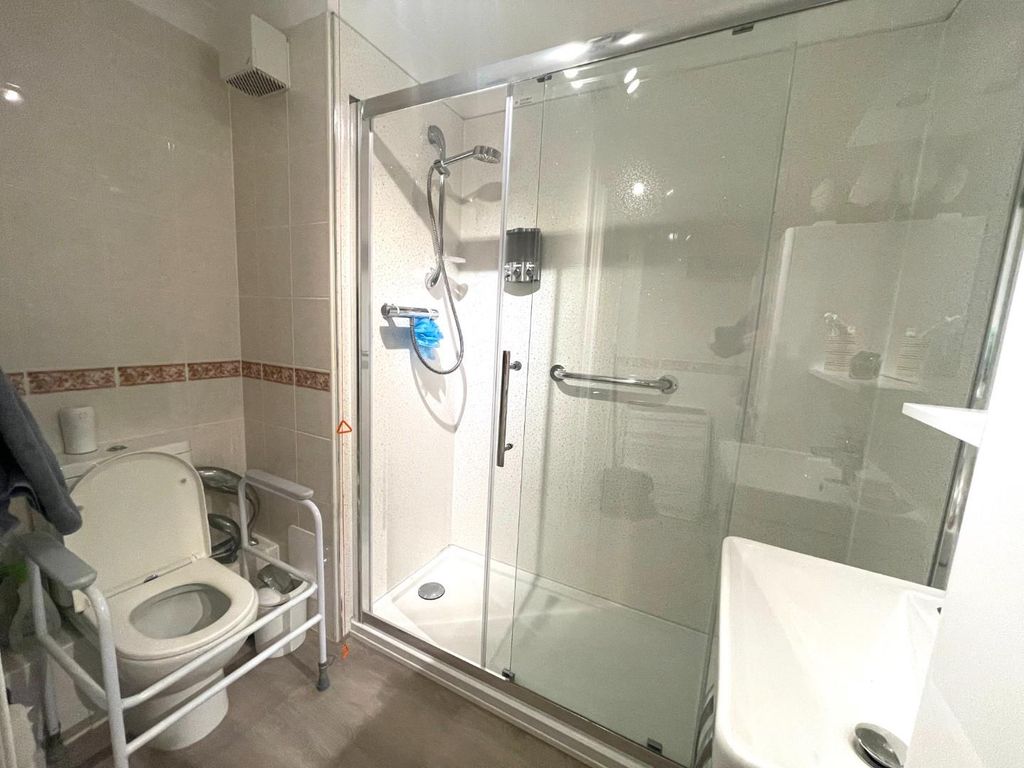 1 bed flat for sale in Oxendale, Street BA16, £130,000
