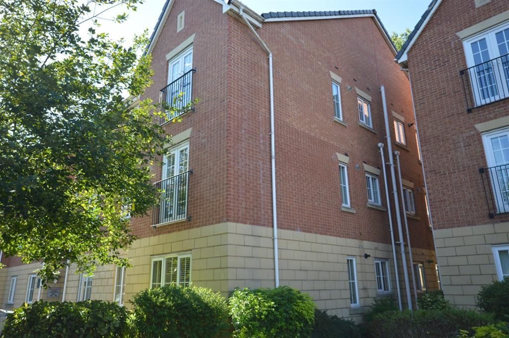 2 bed flat to rent in Godolphin Close, Eccles, Manchester M30, £1,000 pcm