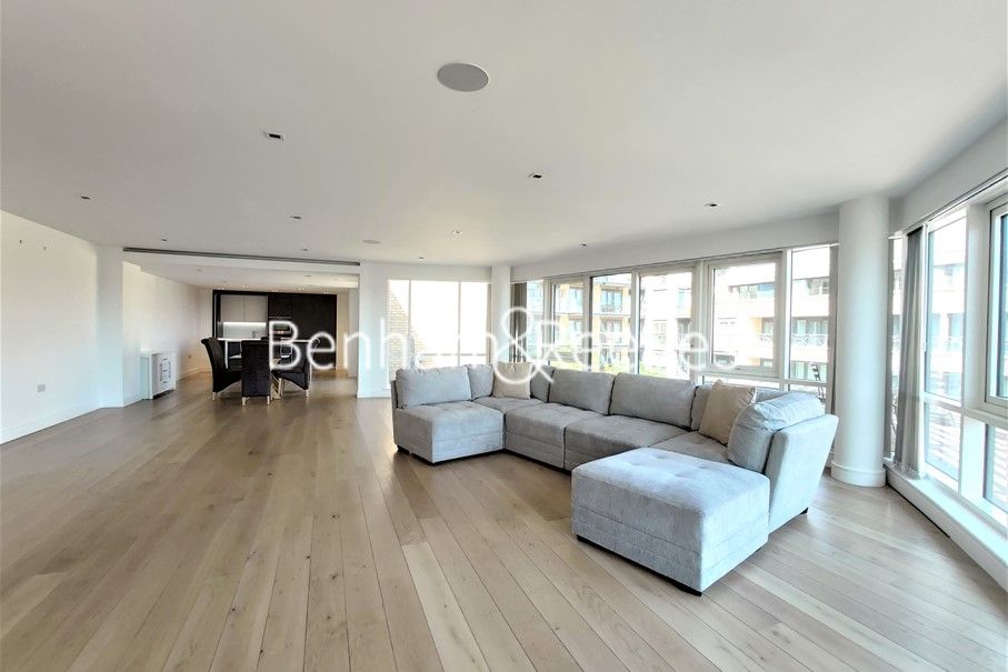 3 bed flat to rent in Kew Bridge Road, Brentford TW8, £7,500 pcm