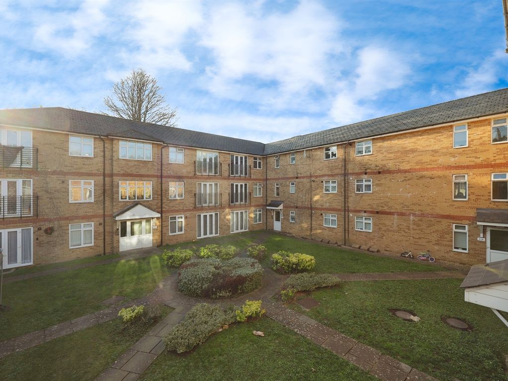 1 bed flat for sale in Temple End, High Wycombe HP13, £140,000