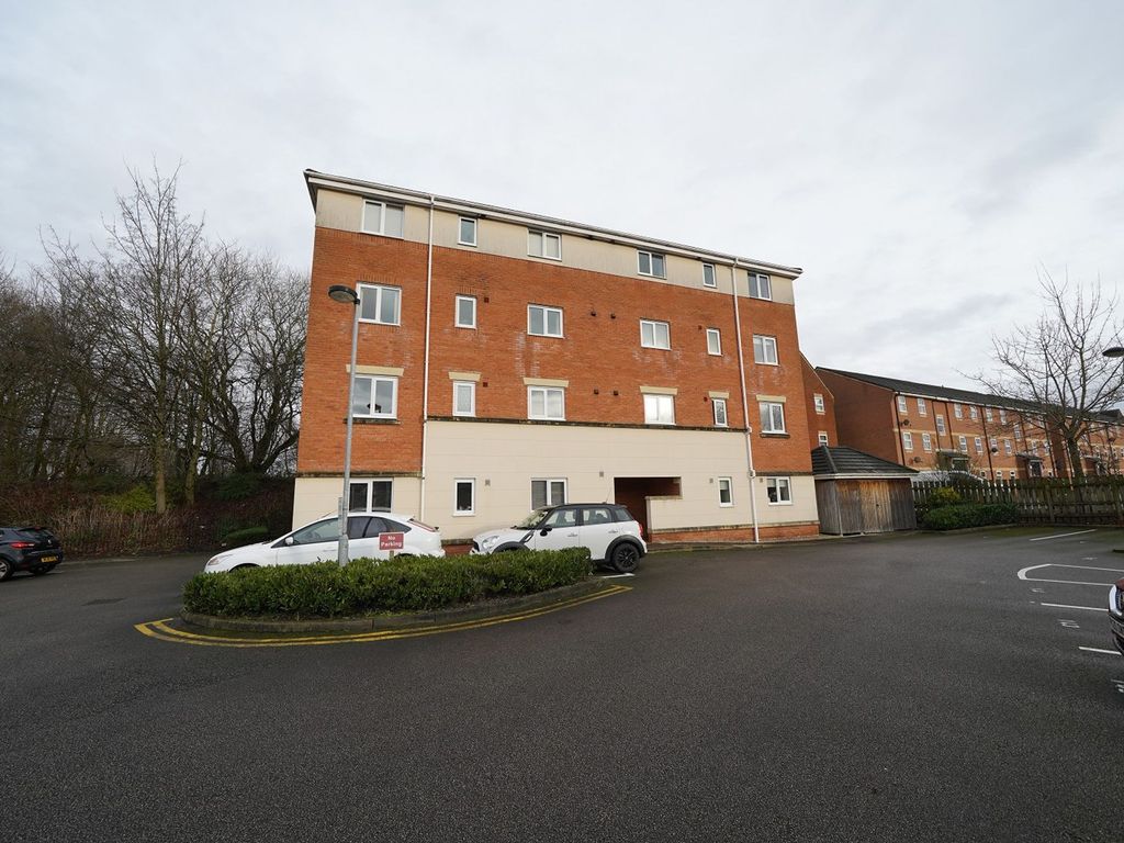 2 bed flat for sale in Ledgard Avenue, Leigh WN7, £93,000