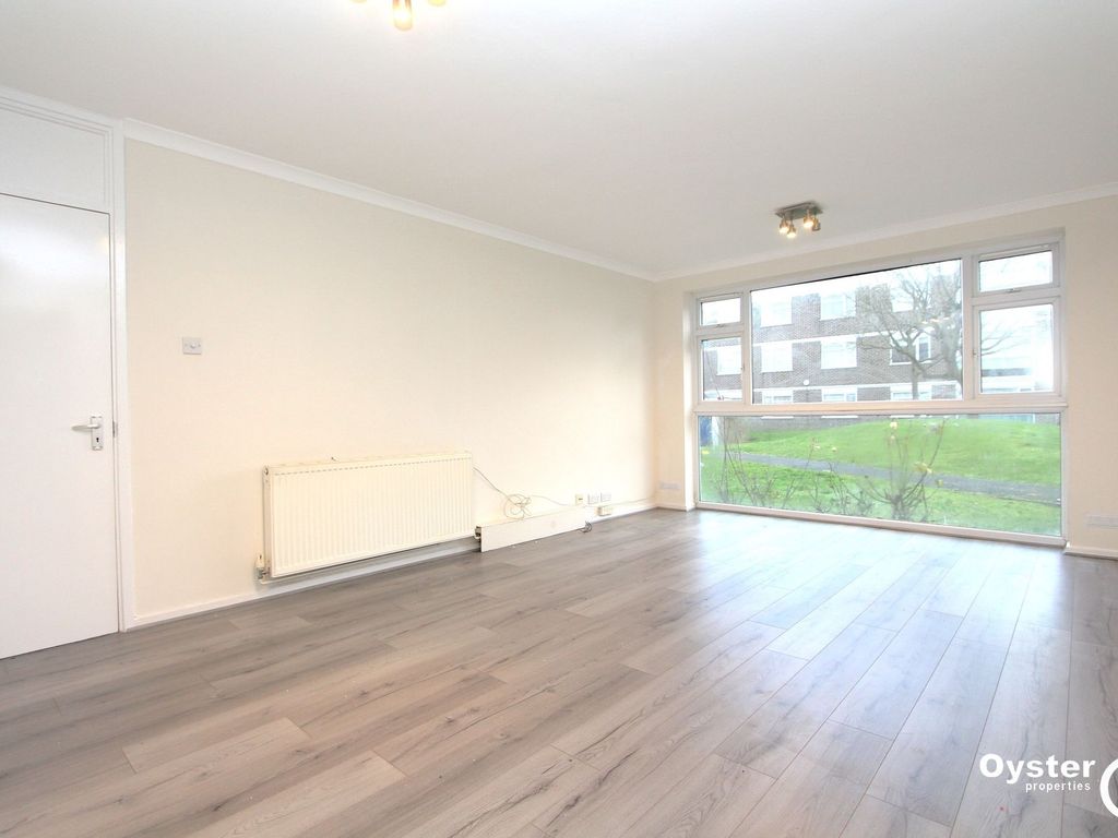 2 bed flat to rent in Stratton Close, Edgware HA8, £1,850 pcm