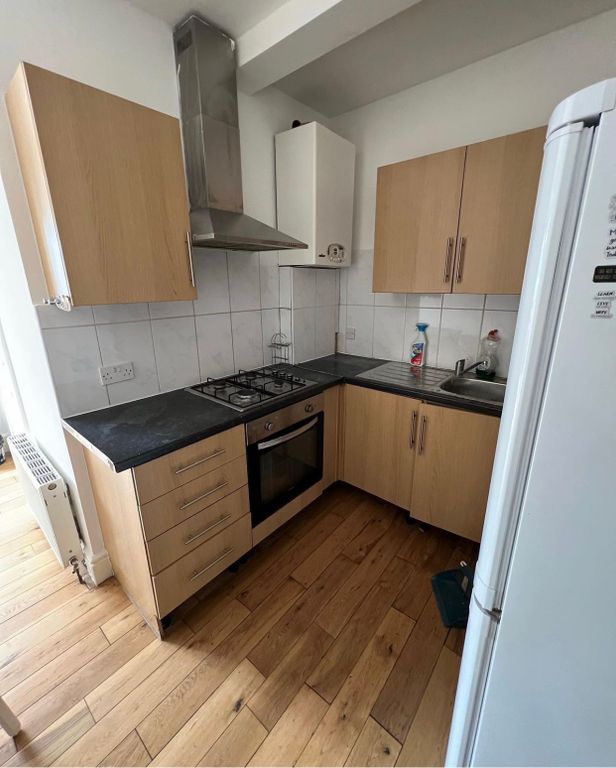 2 bed flat to rent in Station Road, Edgware HA8, £1,690 pcm