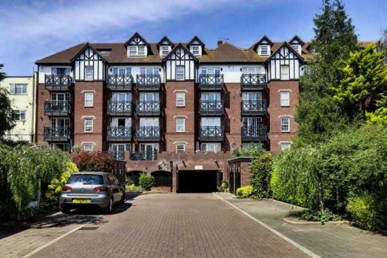 2 bed flat for sale in Leigh Road, Leigh-On-Sea SS9, £275,000