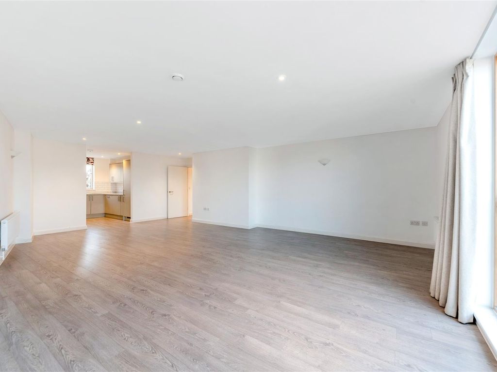2 bed flat to rent in Eastnor Road, New Eltham, London SE9, £1,900 pcm