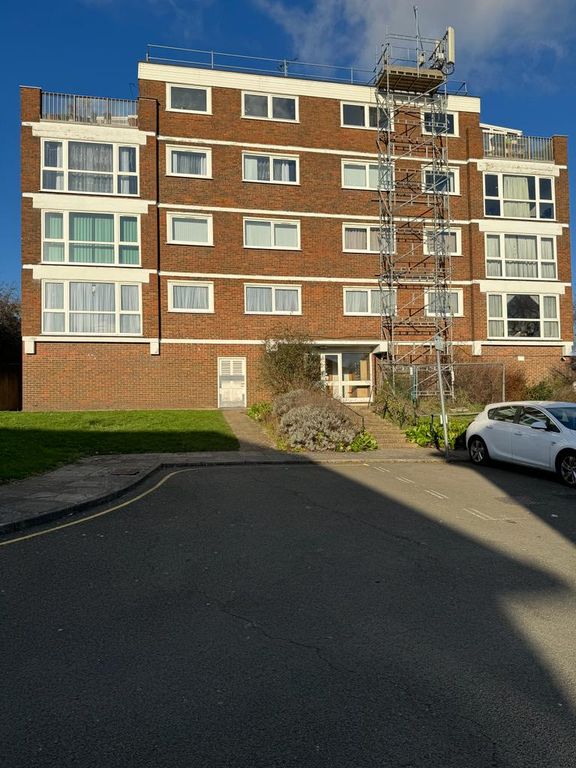 2 bed flat to rent in Lantern Close, Wembley HA0, £2,000 pcm