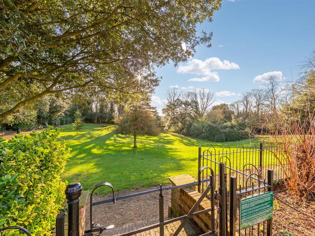 2 bed flat for sale in Holly Lodge Mansions, Oakeshott Avenue, Highgate, London N6, £695,000