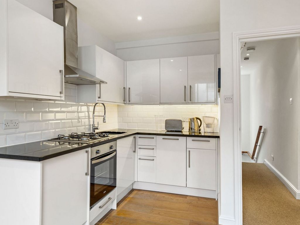 1 bed flat for sale in Portobello Road, London W11, £550,000