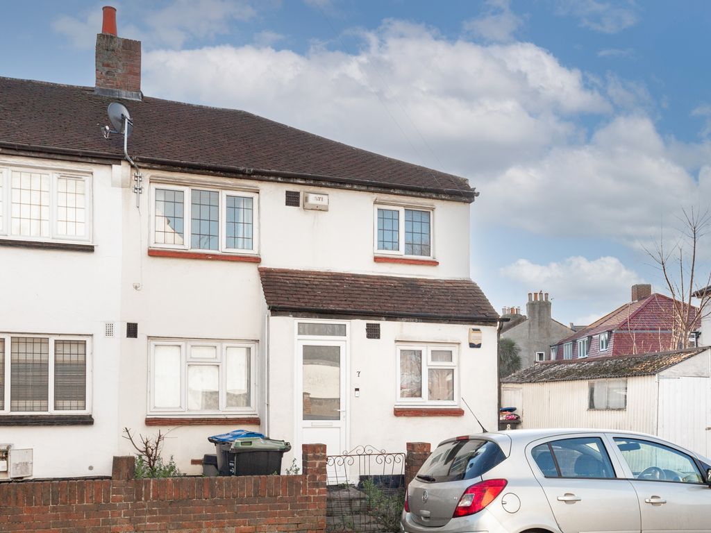2 bed flat for sale in Dickensons Lane, Woodside, Croydon SE25, £145,000