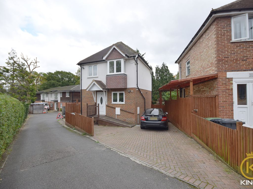 Studio to rent in Ash Grove, Guildford GU2, £1,050 pcm