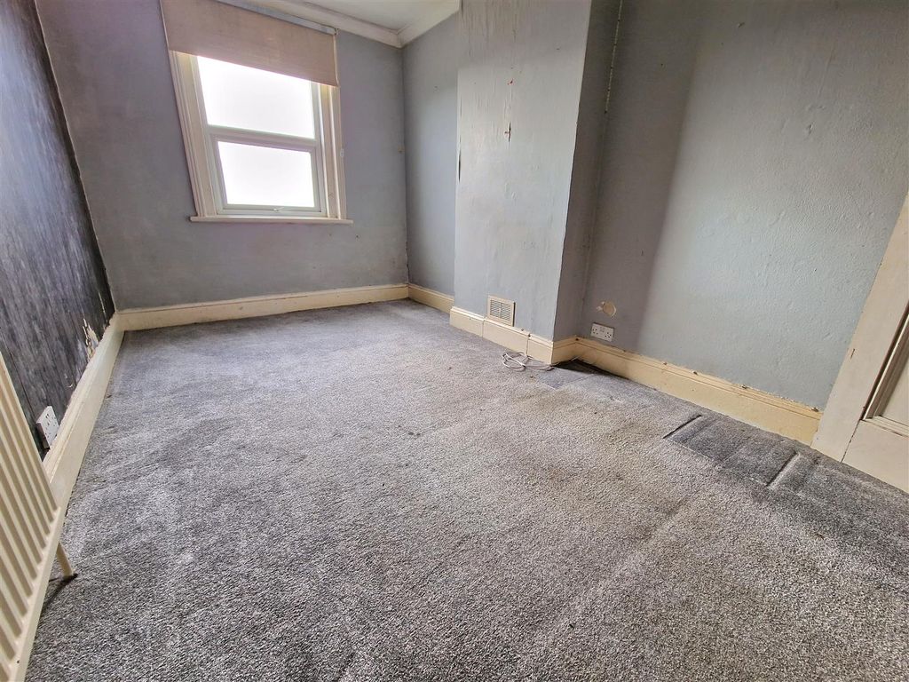 3 bed terraced house to rent in Victoria Road, Portland DT5, £900 pcm
