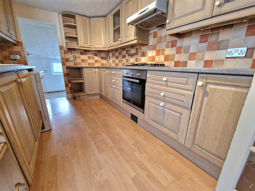 3 bed terraced house to rent in Victoria Road, Portland DT5, £900 pcm