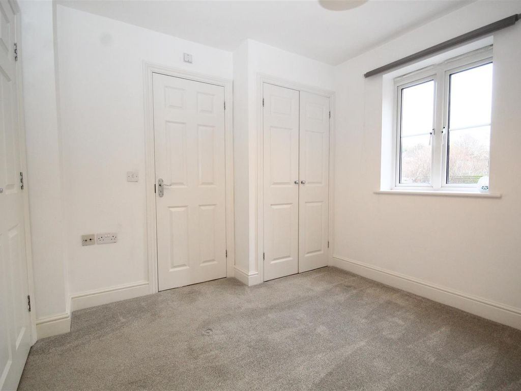 2 bed flat to rent in Fryers Lane, High Wycombe HP12, £1,300 pcm