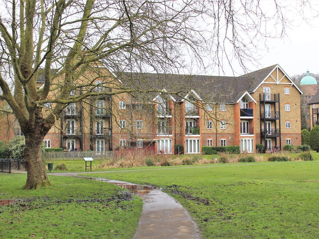 2 bed flat to rent in Fryers Lane, High Wycombe HP12, £1,300 pcm