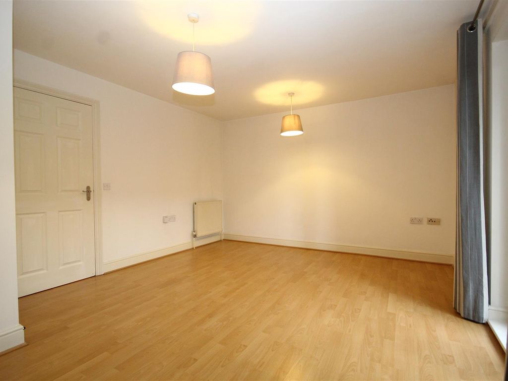 2 bed flat to rent in Fryers Lane, High Wycombe HP12, £1,300 pcm