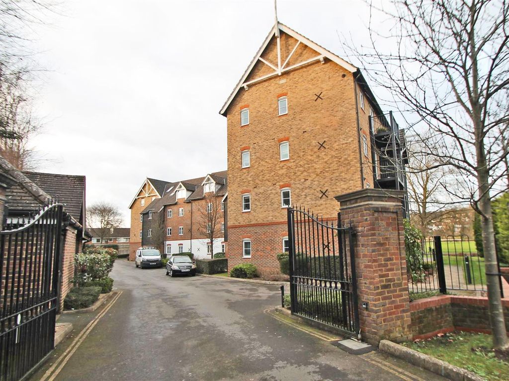 2 bed flat to rent in Fryers Lane, High Wycombe HP12, £1,300 pcm