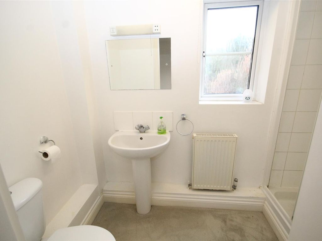 2 bed flat to rent in Fryers Lane, High Wycombe HP12, £1,300 pcm