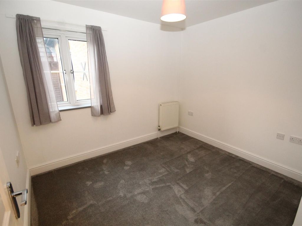 2 bed flat to rent in Fryers Lane, High Wycombe HP12, £1,300 pcm