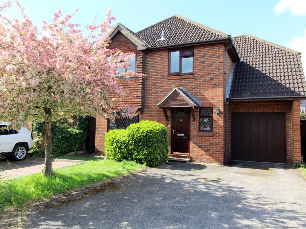 4 bed detached house to rent in Jenning Close, New Haw, Addlestone KT15, £2,225 pcm