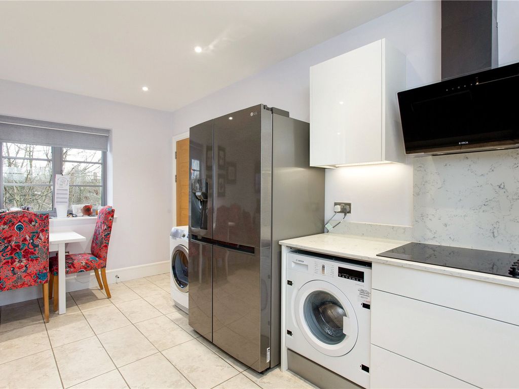 2 bed flat for sale in Roding Road, Loughton, Essex IG10, £550,000