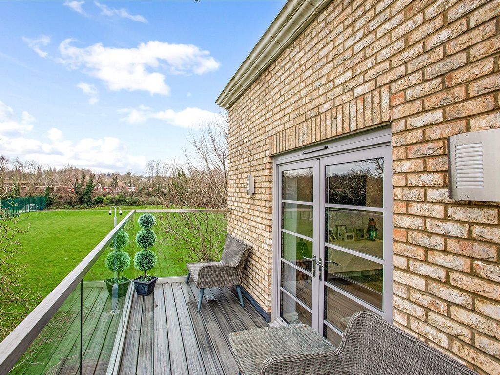 2 bed flat for sale in Roding Road, Loughton, Essex IG10, £550,000