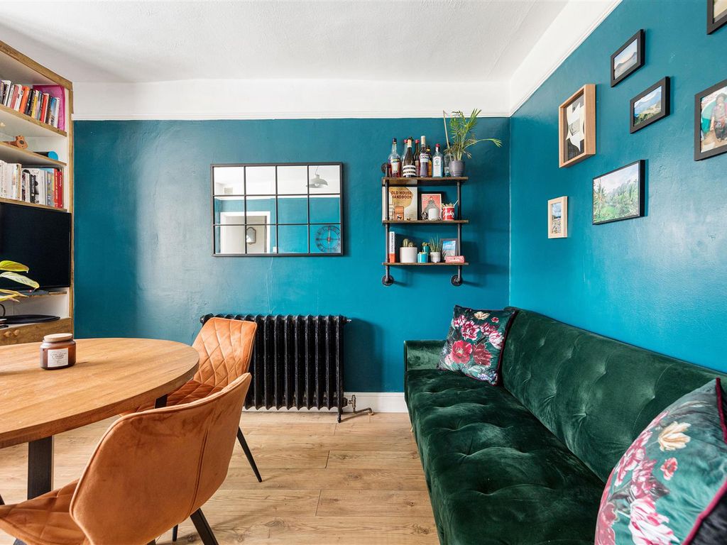 1 bed flat for sale in Hollybush Hill, London E11, £350,000
