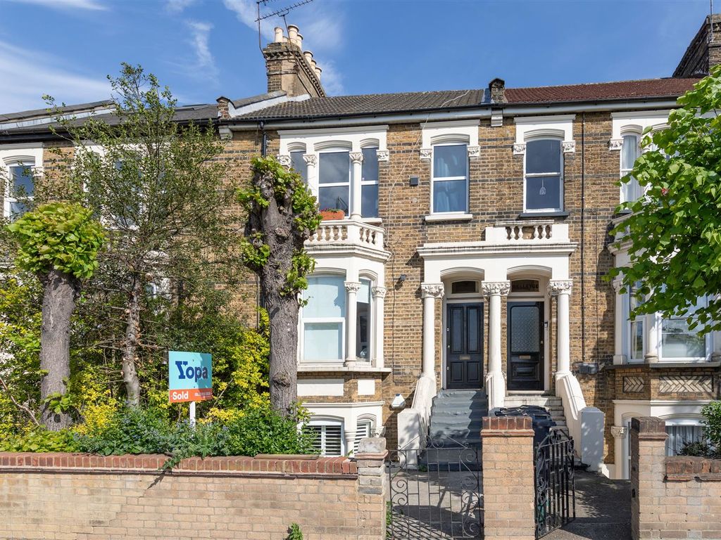 1 bed flat for sale in Hollybush Hill, London E11, £350,000