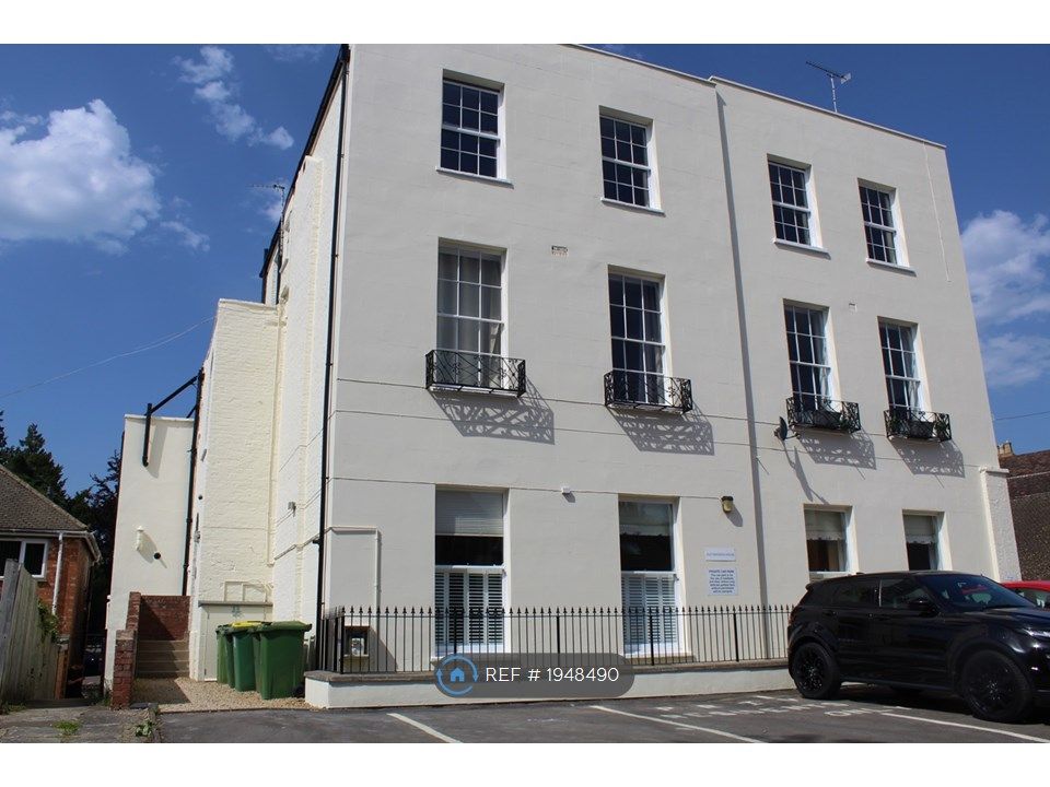 2 bed flat to rent in Prestbury, Cheltenham GL52, £1,195 pcm