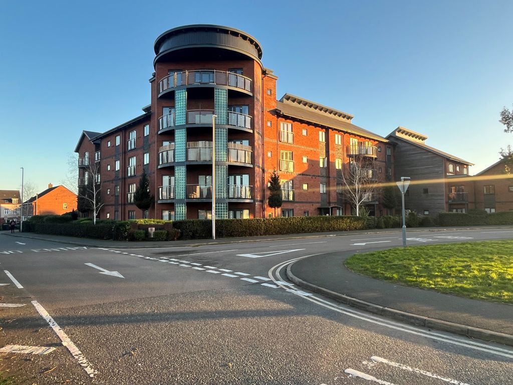 2 bed flat for sale in Churchfields Way, West Bromwich B71, £130,000
