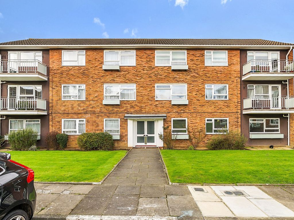 2 bed flat for sale in Rosebank, Epsom KT18, £360,000