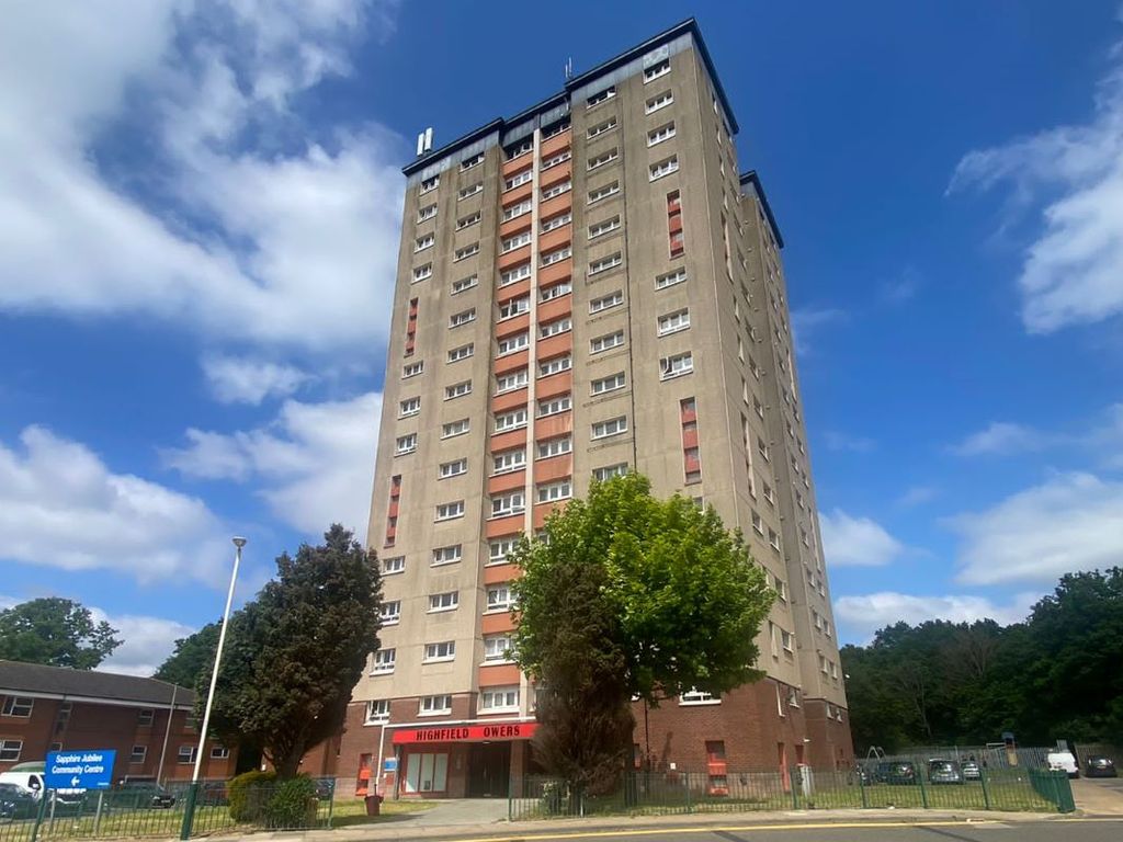 2 bed flat for sale in 68 Highfield Towers, Hillrise Road, Romford, Essex RM5, £125,000
