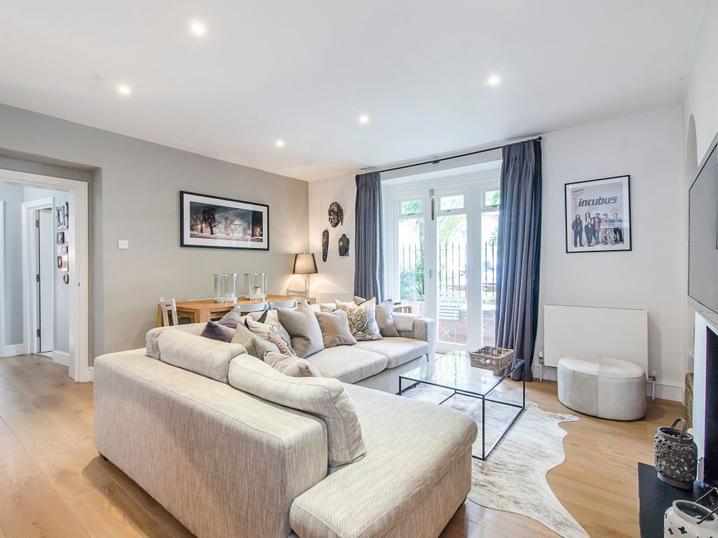 2 bed flat for sale in Old Town, London SW4, £695,000