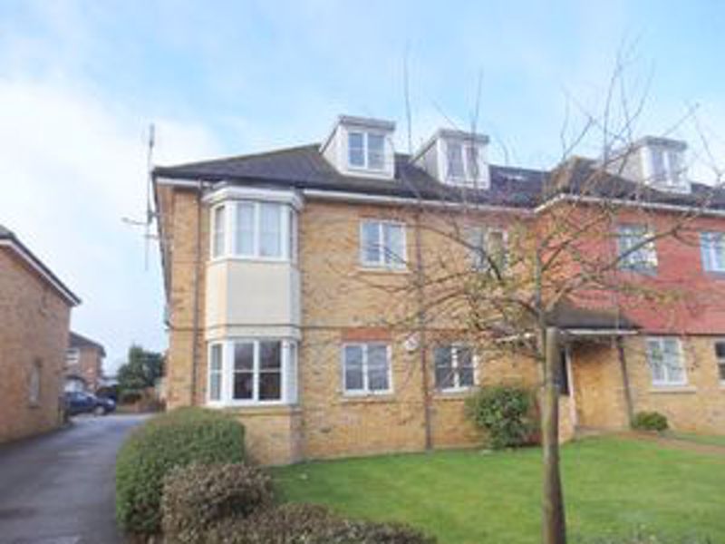 2 bed flat to rent in Windmill Lane, Epsom KT17, £1,600 pcm