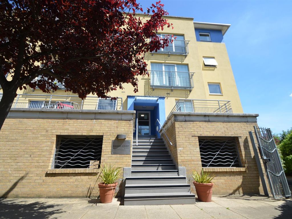 1 bed flat to rent in Rogers Court, Premiere Place, London E14, £1,800 pcm