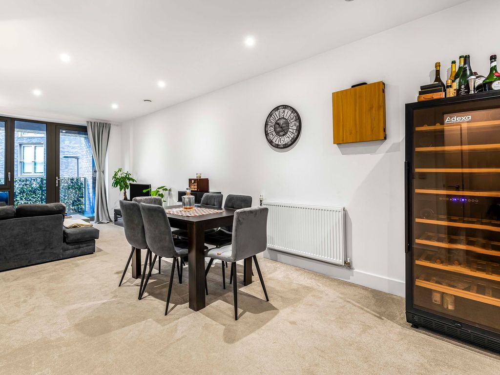 1 bed flat for sale in The Grange, London SE1, £530,000