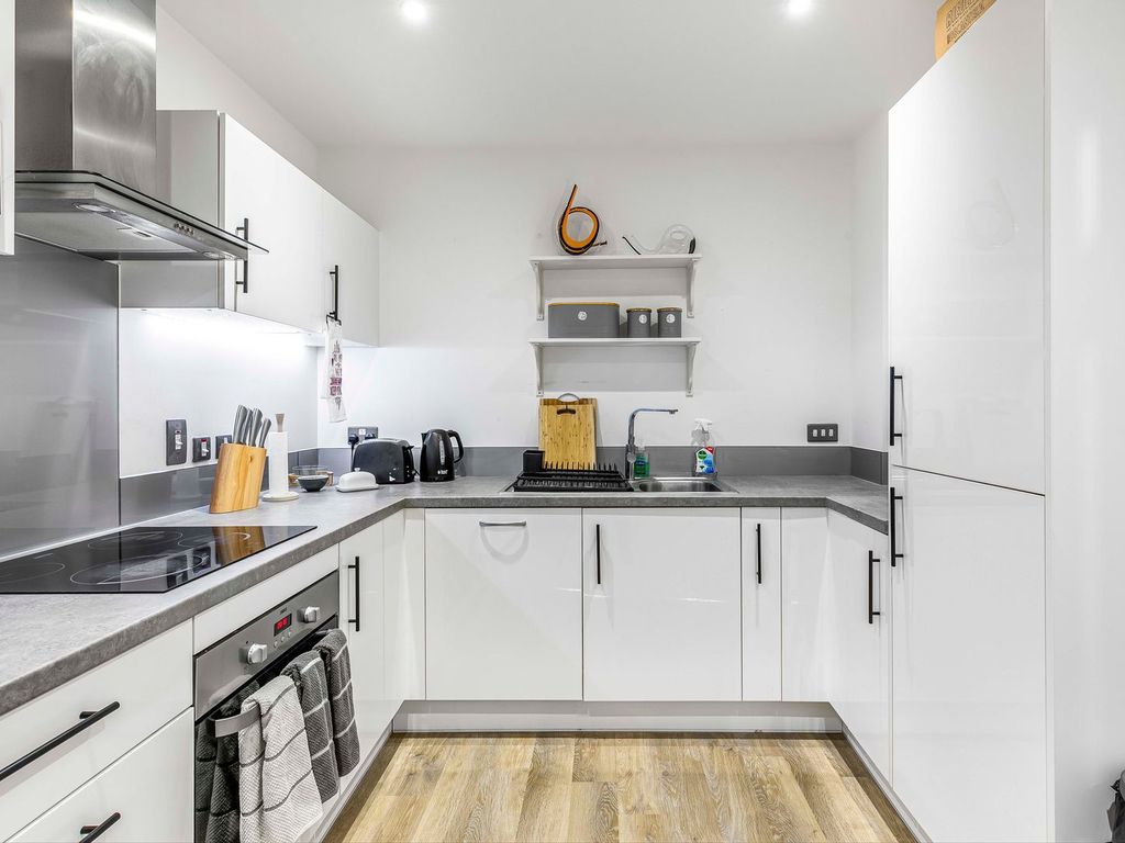 1 bed flat for sale in The Grange, London SE1, £530,000