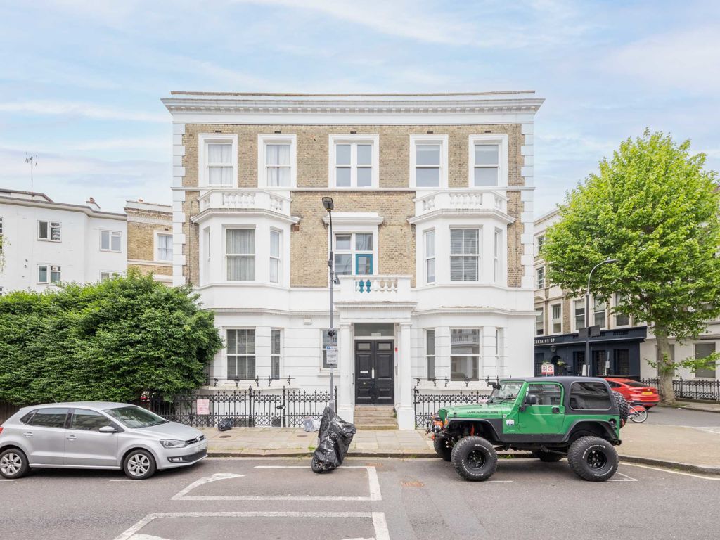 2 bed flat for sale in Barons Court Road, London W14, £610,000