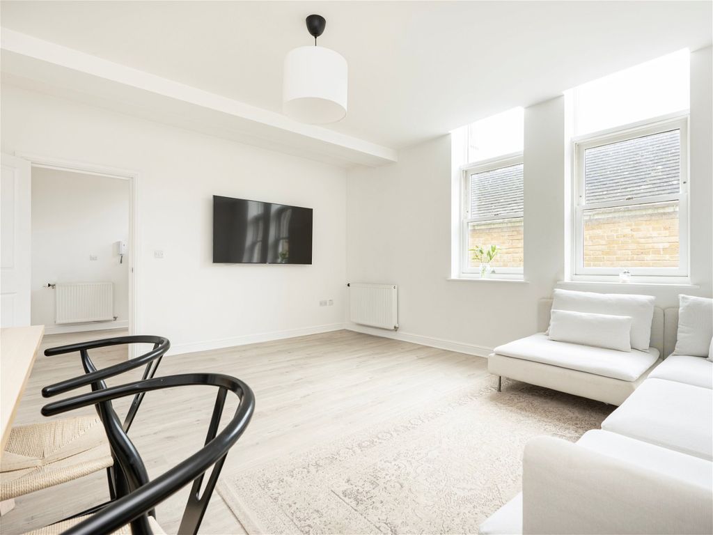 2 bed flat for sale in Chapel Drive, Dartford DA2, £375,000
