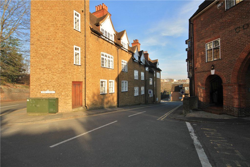 1 bed flat to rent in Portsmouth Road, Guildford, Surrey GU2, £1,050 pcm