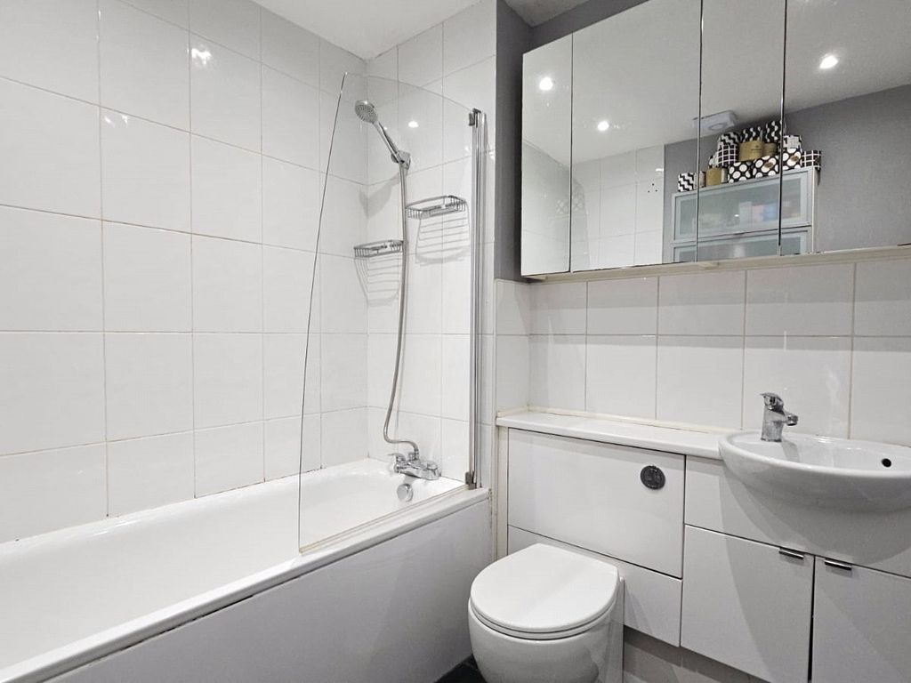 2 bed flat for sale in Stainton Road, London SE6, £375,000