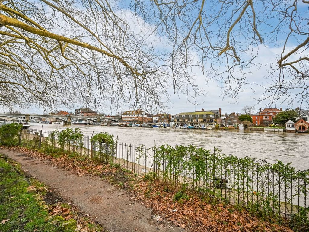 1 bed flat for sale in Henry Macaulay Avenue, Kingston, Kingston Upon Thames KT2, £395,000