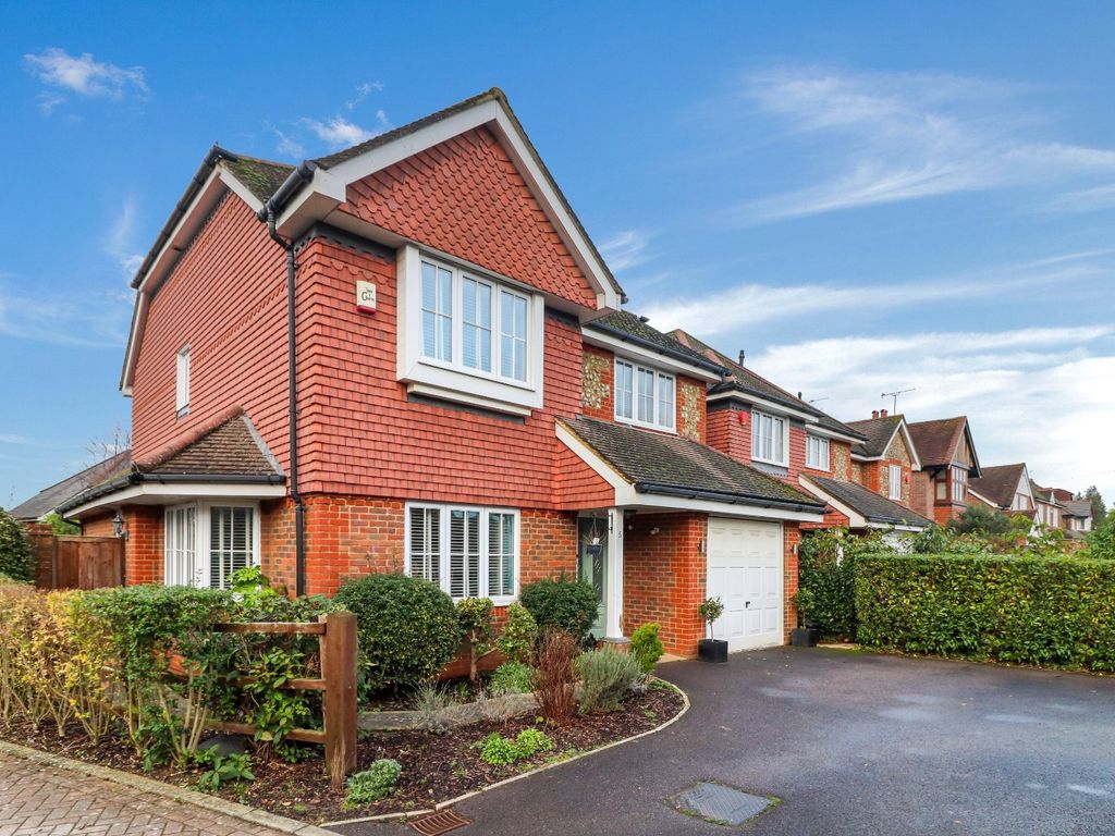 4 bed detached house for sale in Cedar Close, Chesham, Buckinghamshire HP5, £925,000