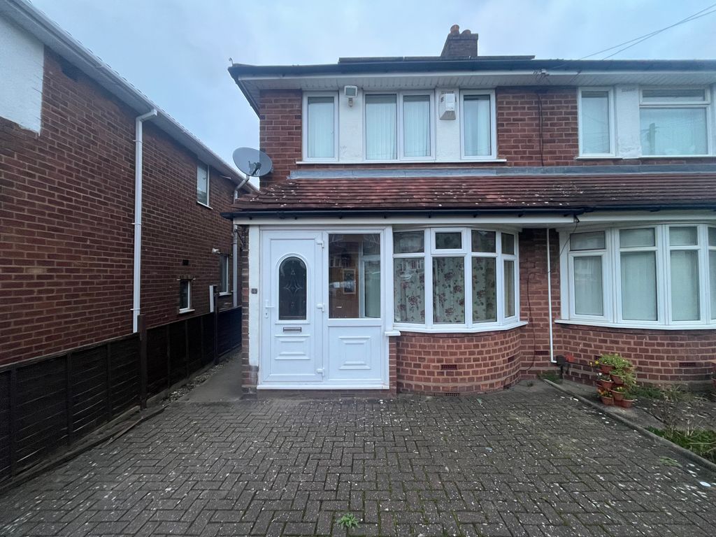 2 bed property to rent in Aston Road, Tividale, Oldbury B69, £1,000 pcm