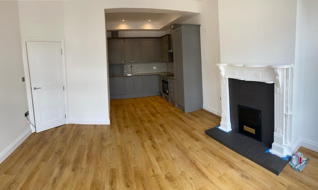 3 bed flat for sale in Green Lanes, London N13, £575,000