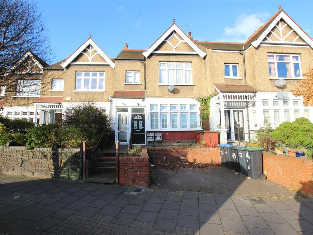 3 bed flat for sale in Green Lanes, London N13, £575,000