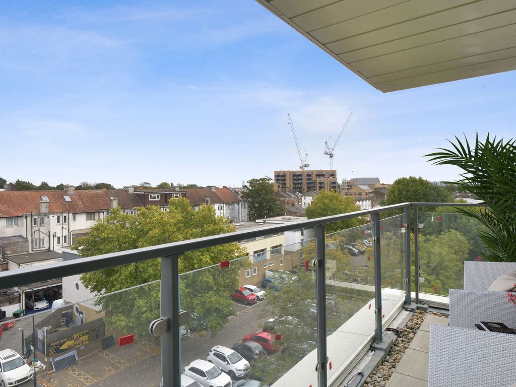 New home, 1 bed flat for sale in Easton Lodge, Hanwell W7, £420,000