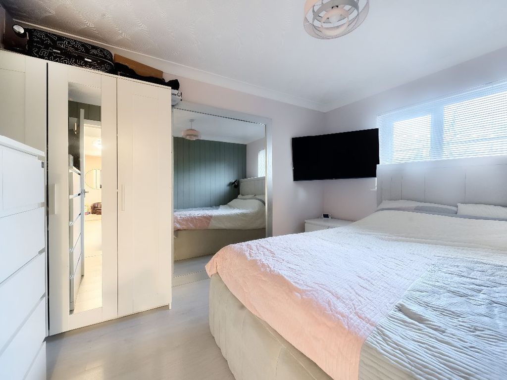 2 bed maisonette for sale in Flat, Ampthill Road, Bedford MK42, £140,000